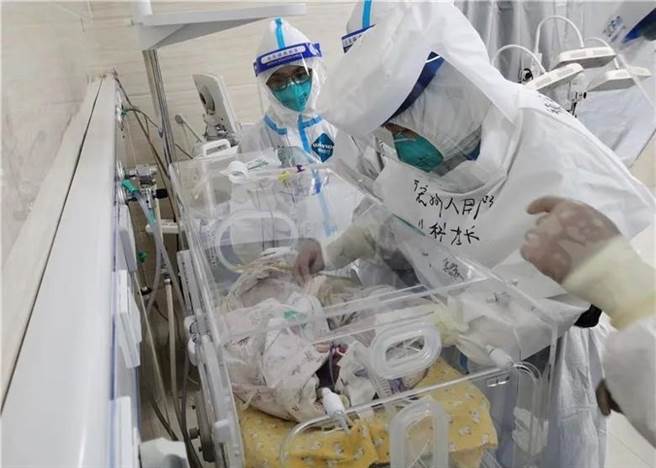 三胞胎目前状况稳定。（东网）