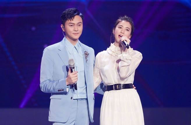 张智霖、袁咏仪是演艺圈银色夫妻檔。(取自袁咏仪微博)