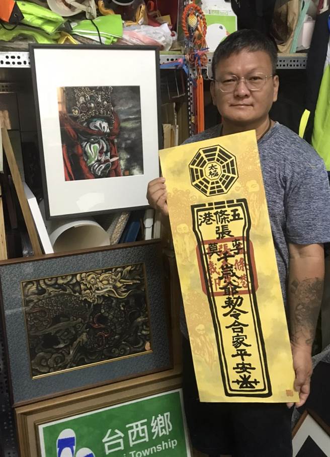 用藝術記錄家鄉，雲林縣台西藝術協會丁仁桐個展14日登場。（張朝欣攝）