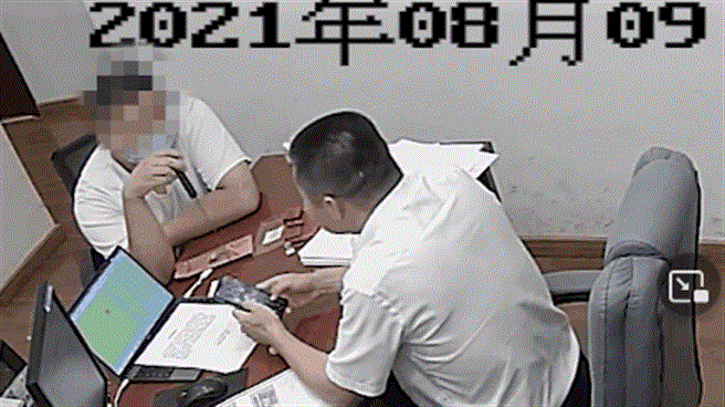 浙江杭州余杭一名徐姓厨师因无力偿还贷款，在酒吧喝了酒之后拿着菜刀去抢银行，可是银行里根本没人相信，最后还跟银行经理聊起天了。（图／钱江晚报)