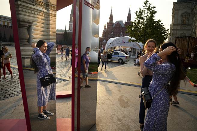 新冠疫情持續肆虐之際，俄羅斯通報單日病歿人數創疫情爆發以來最高。圖為莫斯科街頭。（圖／美聯社）