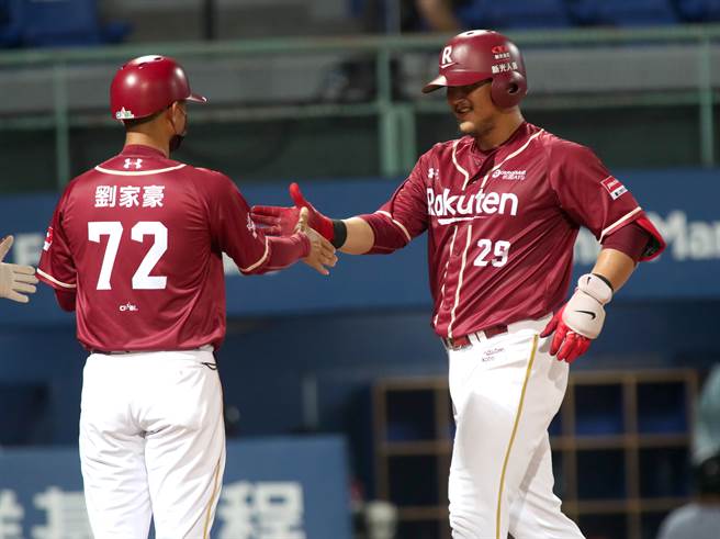 乐天桃猿陈俊秀（右）敲出致胜2分炮。（郑任南摄）