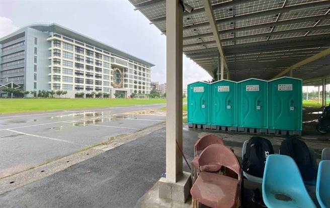 中华女足在国训中心集训，因为不能使用室内设施，教练与球员共30多人，只能使用一旁中华足协设置的4个流动厕所勉强更衣与盥洗。（台湾女足工会提供）