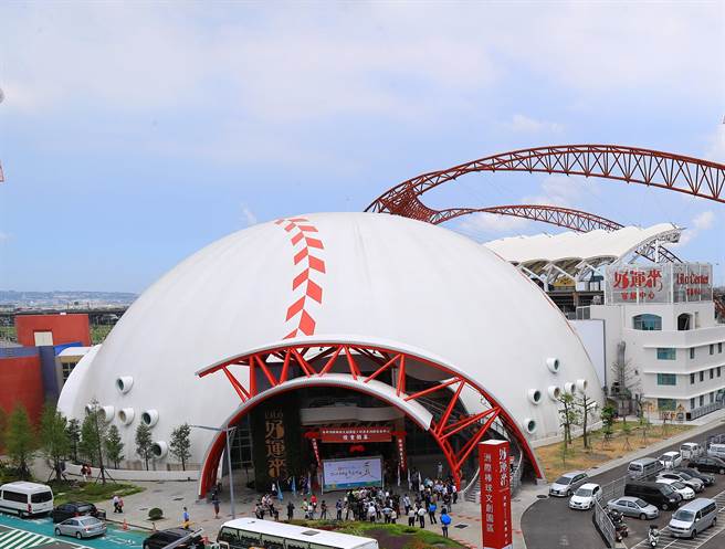 台中市北屯区重大建设台中洲际棒球场，形成运动休閒重镇。（卢金足摄）