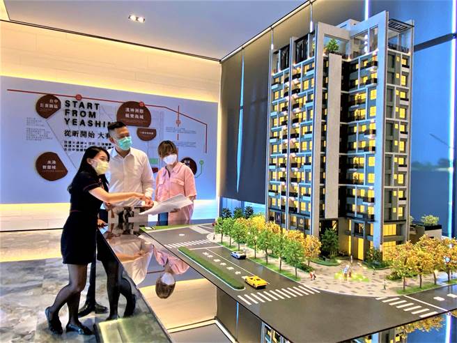 疫情渐稳定，民眾出门看屋人数增加，房市加温，为防疫考量，不少人都提早从网路掌握建商的口碑与作品。（卢金足摄） 