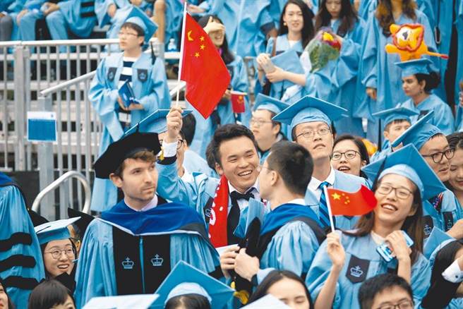 大陆理工科人才超越美国并非在遥远的将来，而是眼前的危机。预计到2025年，中国理工科（STEM）博士毕业生，几乎是美国的2倍。(图／新华社)