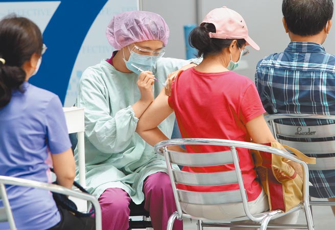 台帛旅游2.0首航确定可在8月14日出发，由于帛琉目前仅提供2000剂疫苗，晚出发可能没得打，预期抢位、抢疫苗大战提前开打。图为接种疫苗示意图。（郑任南摄）