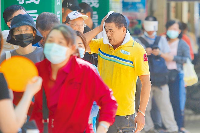 台北市長柯文哲指出，政府現階段應先問「紓困到底夠了沒？」若人民連吃飯都有問題，跟他們講產業振興不是笑話嗎？圖為去年民眾頂著烈日揮汗如雨排隊領取振興三倍券。（本報資料照片）