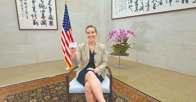 美国在台协会台北办事处AIT孙晓雅处长在官方脸书中公布自我介绍的影片，分享许多珍贵的个人歷史照片，并以中文侃侃而谈她与台湾的故事、她的家庭。（摘自美国在台协会AIT脸书）