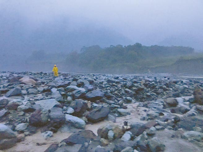 高雄市明霸克露橋遭沖毀，桃源區民代表謝宜真疑似強行橫越玉穗溪落水，下落不明，六龜警消出動搜尋，但直至天色昏暗仍無所獲，12日一早將繼續搜尋。（翻攝畫面／林雅惠高雄傳真）