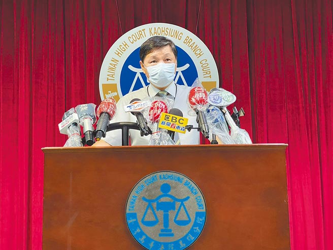 高雄3岁邓姓女童前年1月与邝姓生父到加油站自助洗车，却遭空气喷枪灌肺离奇死亡，二审高雄高分院11日认定邝男手持喷枪，并放入女童口中按压，导致女童身亡，依故意对儿童伤害致死罪，改判10年徒刑，可上诉。（洪浩轩摄）