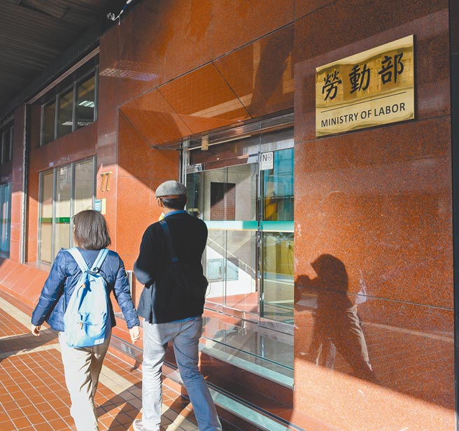 勞動部放寬1萬元生活補貼資格，將65歲以上未參加就業保險的高齡勞工納入（本報資料照片）