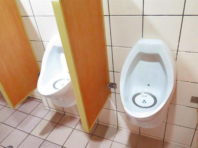 北市松山高中2名学生在男厕小便斗隔板喷漆，北市诉愿审议委员会做出决议，依校方奖惩规范「故意损坏公物」只能记小过。（示意图／本报资料照片）