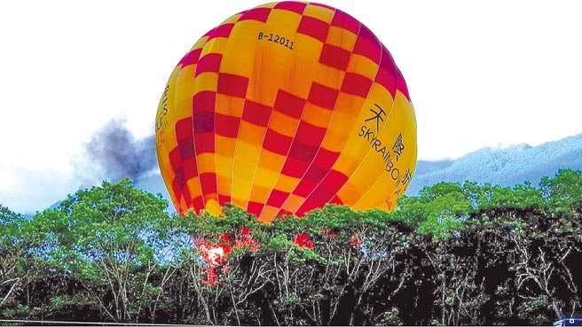 台湾热气球嘉年华10日下午繫留活动发生火烧热气球意外。（民眾提供／蔡旻妤台东传真）