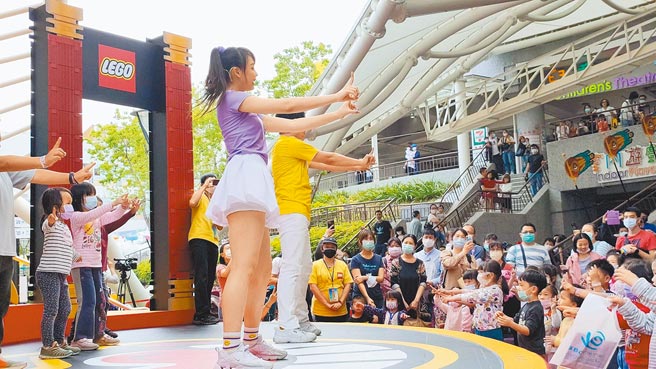 北市教育局、社会局辖下部分场馆解封并提升容留人数，儿童新乐园12日起，每日入园从1600人提升至2400人。（摘自臺北市儿童新乐园 Taipei Children’s Amusement Park脸书／张颖齐台北传真）