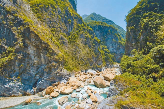 观光局花东纵管处、东管处及花莲县府合作，串联花莲四大台湾好行路线，推出全新交通套票，让游客方便游花东；图为太鲁阁国家公园。（纵管处提供／罗亦晽花莲传真）