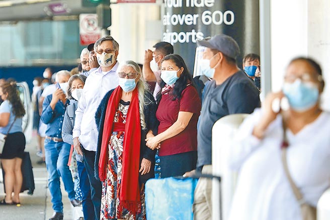 Delta變種新冠病毒快速擴散，上周美國連5天單日新增確診病例逾10萬，更令人憂心的是12歲以下兒童感染人數激增。（新華社）