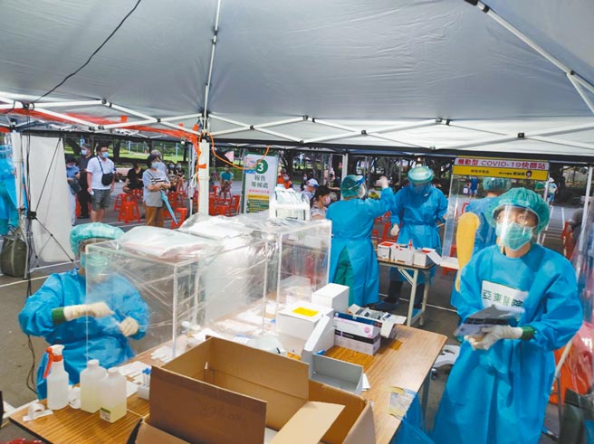 永和区某社区接连传出有民眾确诊，新北市府派驻机动筛检队进驻。（新北市卫生局提供／叶德正新北传真）