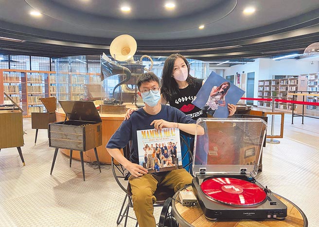 以黑胶音乐为主题打造的新北市立图书馆三重南区分馆12日至15日应景推出「怀旧黑胶」线上讲唱会。（戴上容摄）