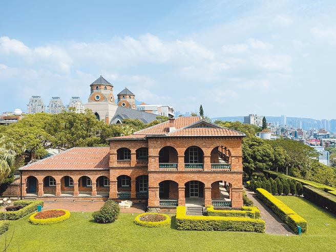 近日新北、高雄文化局连线行销，推出「南北领事官邸大PK，跨时空秘辛知多少」古蹟线上PK战，图为淡水英国领事官邸照片。(淡水古蹟博物馆提供/戴上容新北传真)