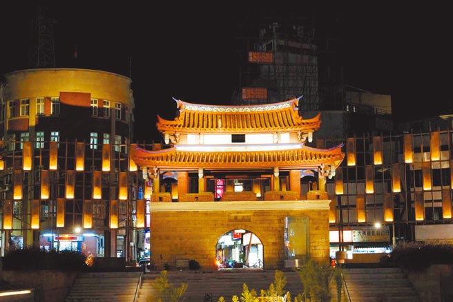 6層樓高的竹風屏幕以180度大U型環繞新竹市東門城，呈現出全新夜景。（新竹市府提供／邱立雅竹市傳真）