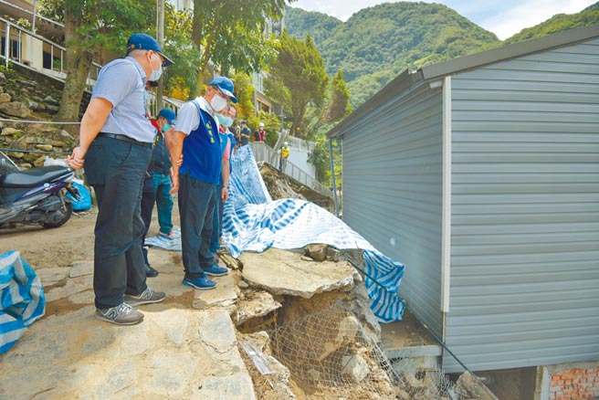 林明溱（右）現勘邊坡坍塌毀損民宅。（南投縣政府提供／王文吉台中傳真）