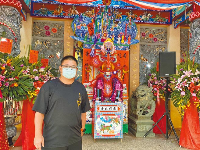 釋教三朝法師黃瑞村同時也是糊紙工藝師，11日在嘉縣民雄慈雲亭普渡及知名大士爺祭的大士爺皆是出自他手。（張亦惠攝）