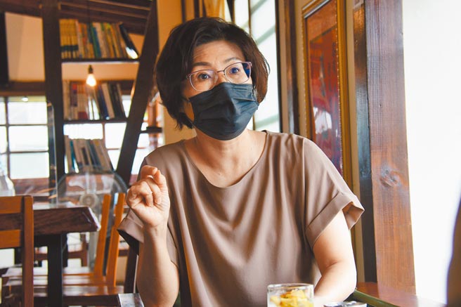 台東縣長饒慶鈴接受本報專訪時表示，台東在有限的醫療資源條件下做好防疫，是許多人的付出與堅持。（莊哲權攝）