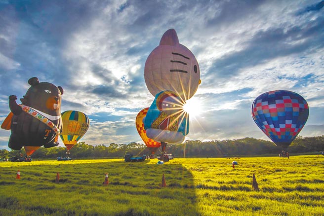 熱氣球在朝陽下冉冉升空，在後疫情時期充滿療癒效果。（莊哲權攝）