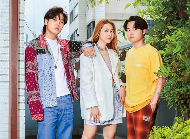 告五人云安（左起）、犬青、谦哥连2年入围金曲奖最佳乐团，昨分享期待拿奖的心情。（粘耿豪摄）