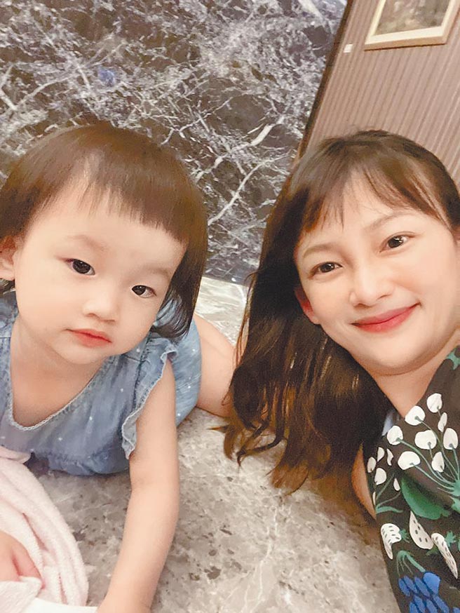 張涵雅（右）近期居家防疫，享受陪伴小孩時光。（好痛音樂提供）