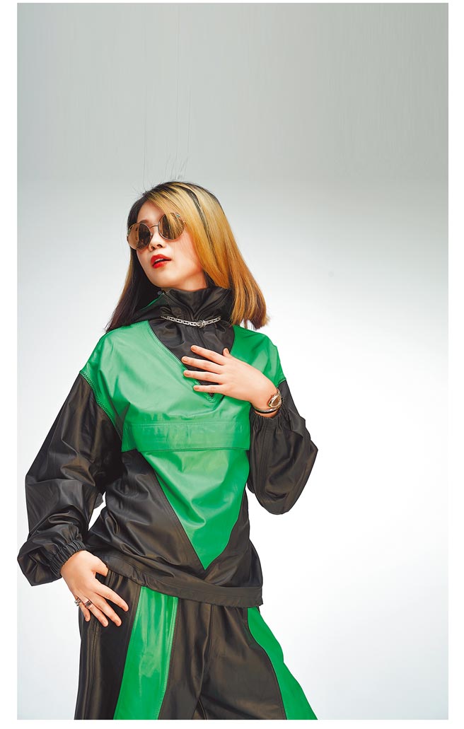 ?te坏特穿亮色搭配宝格丽B.zero1系列玫瑰金哑光黑陶瓷双环戒指5万1700元、Design Legend设计传奇系列白K金镶钻戒指14万8800元、Rock Chain系列白K金钻石颈炼169万9000元、Serpenti Tubogas单圈螺旋腕表30万7600元、Serpenti圆形金属太阳眼镜2万3100元，个性十足。（服装／Bottega Veneta‧摄影／JOJ PHOTO）