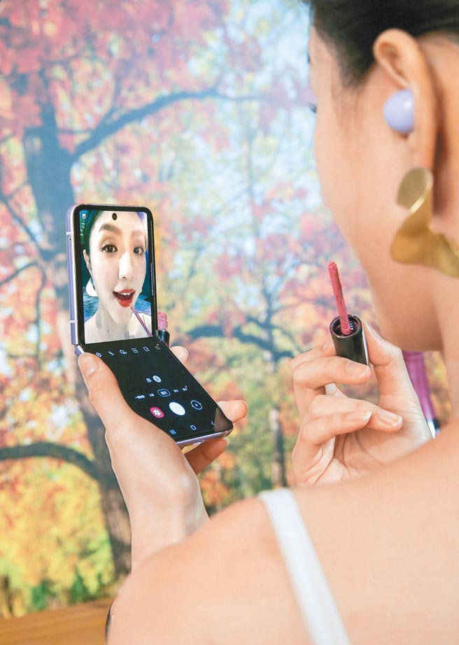 三星Galaxy Z Flip3 5G内页萤幕为6.7吋，支援最高120Hz的萤幕更新率，以及1000万像素的内页萤幕镜头，不管放着、拿起都能方便不同的功能使用。（粘耿豪摄）