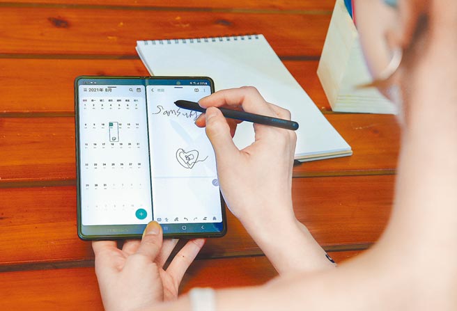 三星Galaxy Z Fold3 5G此次内页萤幕支援UDC萤幕下镜头，同时更优化了APP的介面，及提供更直觉化的多工操作功能，还能开启多工画面设定。（粘耿豪摄）