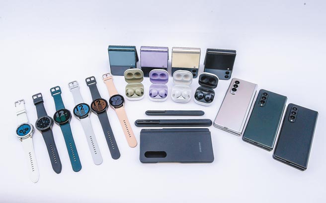 三星昨举行了8月的Galaxy UNPACKED 2021，一口气推出了Galaxy Z Fold3 5G及Galaxy Z Flip3 5G两大折迭新机、S Pen Pro及S Pen Fold专用版、Galaxy Watch4 Classic及Galaxy Watch4智慧手表，以及Galaxy Buds2真无线蓝牙耳机。（粘耿豪摄）