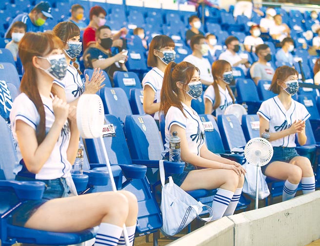 受新冠肺炎疫情影响，中职32年例行赛歷经延赛、闭门赛后，CDC同意中职自10日起，新庄、桃园、台中洲际及台南球场等地开放25%球迷进场，11日富邦在新庄主场迎战乐天，富邦啦啦队女孩自备电扇，降低场地闷热戴口罩的不适。（陈怡诚摄）