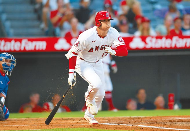 大谷翔平在双重赛次役担任开路先锋，敲出首打席三垒打。（路透）