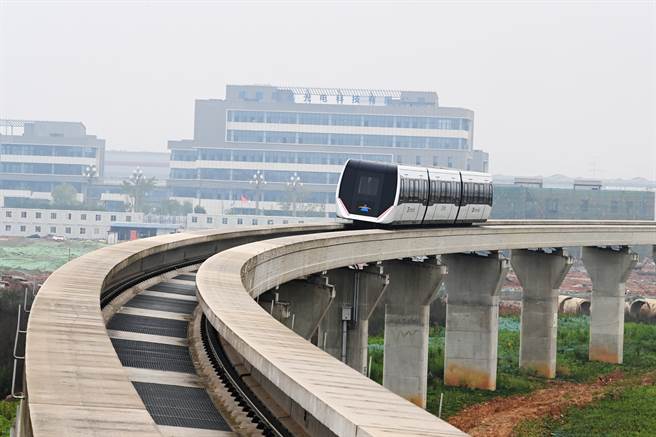 大陆许多城市都在建试验性的磁浮列车，但真正商业运营的只有最早的上海磁浮列车。图为成都市时速160公里内嵌式磁浮交通系统试验线，长度仅3.6公里，属中低速磁浮列车。（图／中新社）