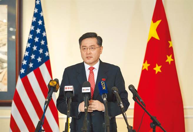 美国副国务卿雪蔓将于美东时间12日下午会见新任中国驻美大使秦刚。图为秦刚7月28日抵达美国履新。（新华社资料照片）