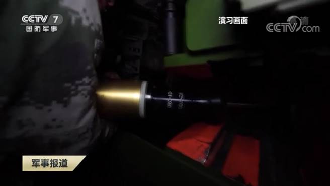 73集团军两栖坦克自海上就发射穿甲弹。翻摄央视军事报导