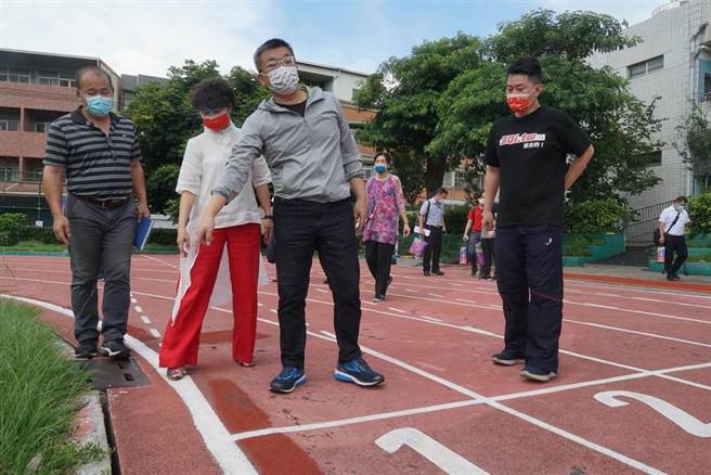 立法院副院長蔡其昌（左3）12日邀請教育部等相關單位到龍井區龍峰國小及大肚區瑞峰國小，會勘急需改善的教學設施，圖為龍峰國小。（中時資料照）