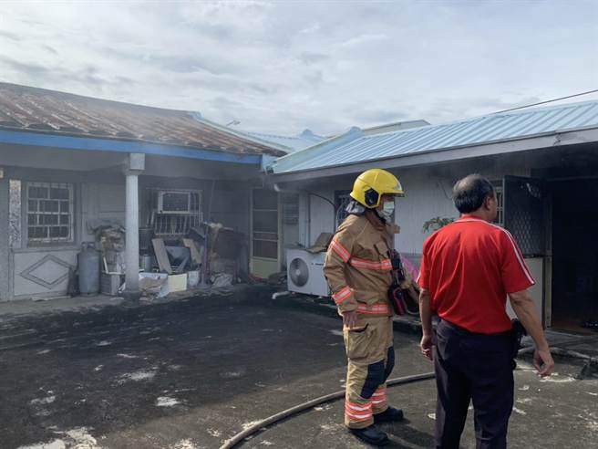 ‪台南善化三合院火警，租客兒子開瓦斯引火燒傷送醫。（讀者提供／劉秀芬台南傳真）