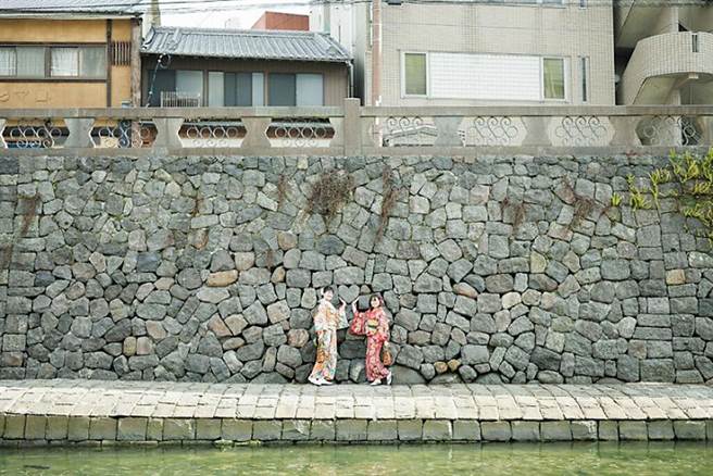 眼鏡橋旁的愛心。右上角的石頭組合成英文字母i，與愛心石搭配就是我愛你之意。(圖/長崎縣觀光連盟提供) 