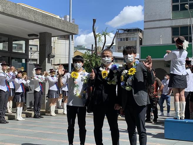 夺下东奥柔道银牌的杨勇纬(右起)与教练刘文等、选手林真豪返回母校新民高中。(林欣仪摄)