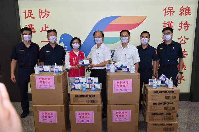 降级不松懈，台中市议员朱暖英携手台湾水木清华校友会，捐防疫物资挺前线员警。（民眾提供／卢金足台中传真）
