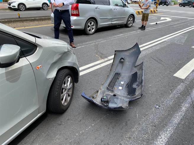 ▲嫌犯为躲避警方追捕，直衝前方车辆导致自身车辆保险杆掉落并加速逃逸。（萧灵玺翻摄）