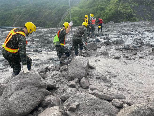高雄市桃源区民代表谢宜真遭泥流冲走，高雄市消防局今日增添人力，并出动国军协寻，期盼能有好消息。(高雄市消防局提供／林雅惠传真)