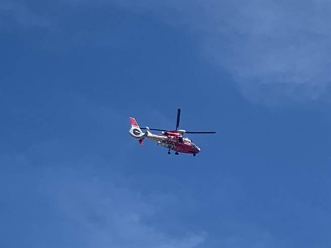 9时40分空勤直升机也到达明霸克露桥周边盘旋搜寻，到目前都还未寻获谢宜真。(高雄市消防局提供／林雅惠传真)