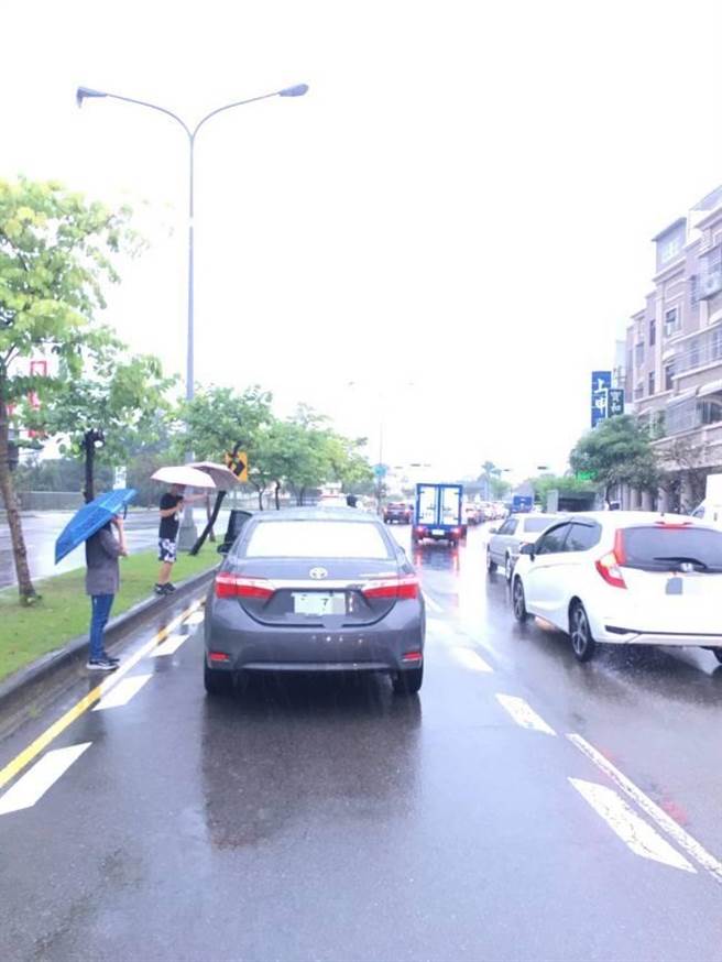 台中市警察局交通警察大队指出，雨天驾车可能因路面积水，降低轮胎摩擦力而发生打滑现象。（台中市警察局提供／张妍溱台中传真）