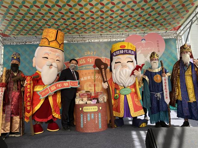 台南市長黃偉哲表示，台南五倍券加碼活動將抽油電車。（曹婷婷攝）